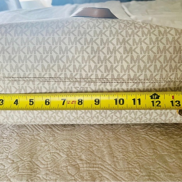 Michael Kors cream/brown signature handbag removal shoulder strap/babybag/travel - Picture 5 of 9